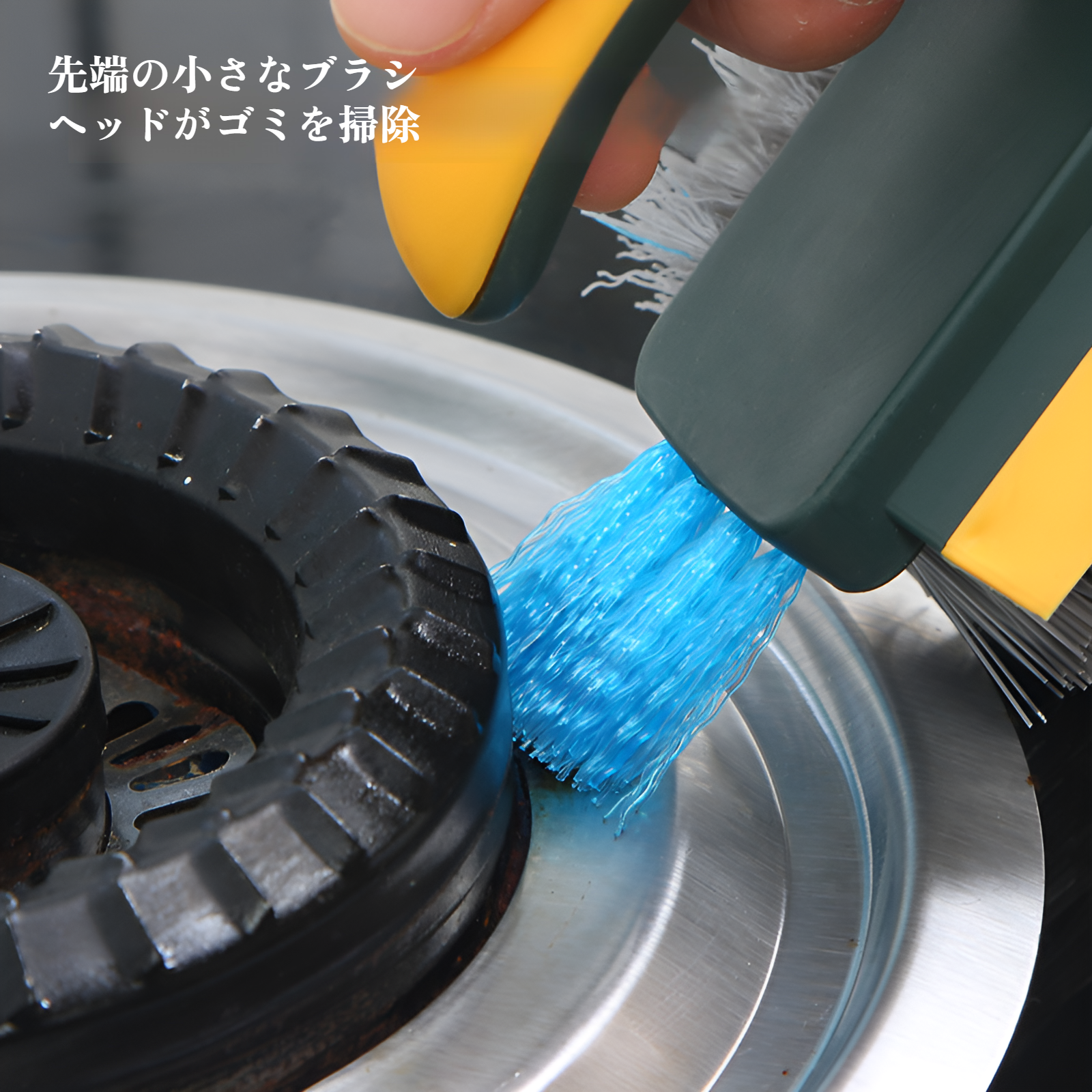 浴槽の頑固な汚れを落とすブラシの使用例