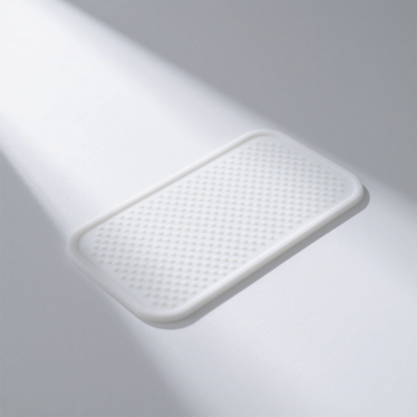 Bílá protiskluzová podložka do koupelny na dlažbě