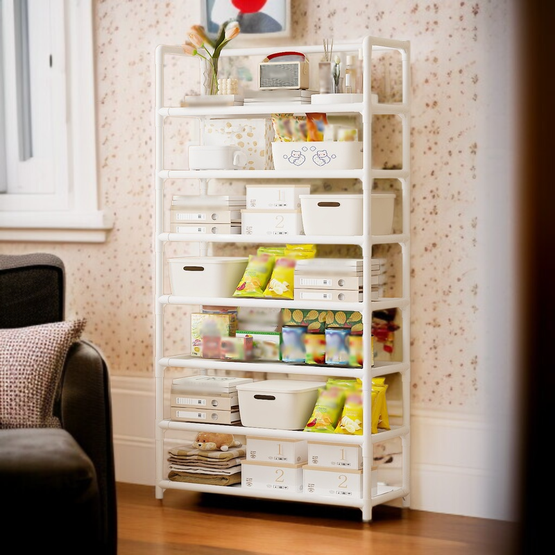 거실에 배치된 다층 홈 선반 활용 예시