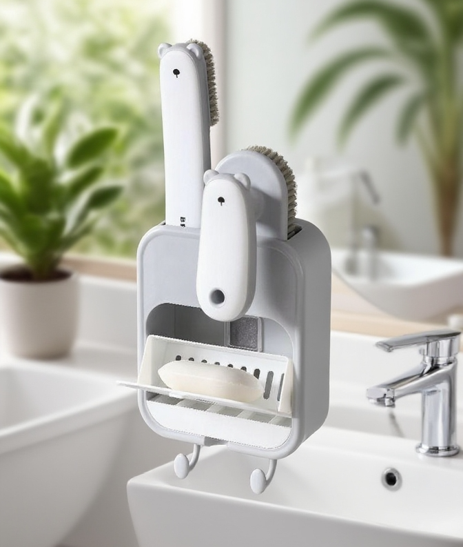 비누와 샴푸가 정리된 벽걸이식 선반