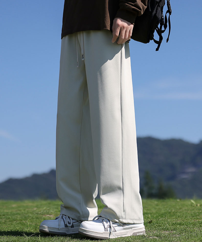 Detalle de tela suave y cómoda en pantalones casuales