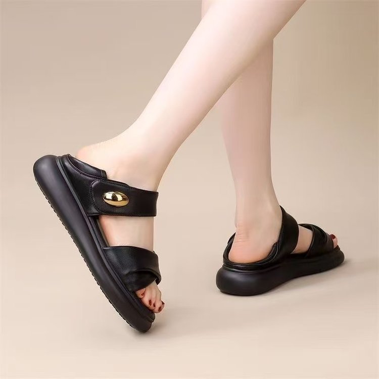 편안함과 스타일을 동시에 잡은 여성 샌들