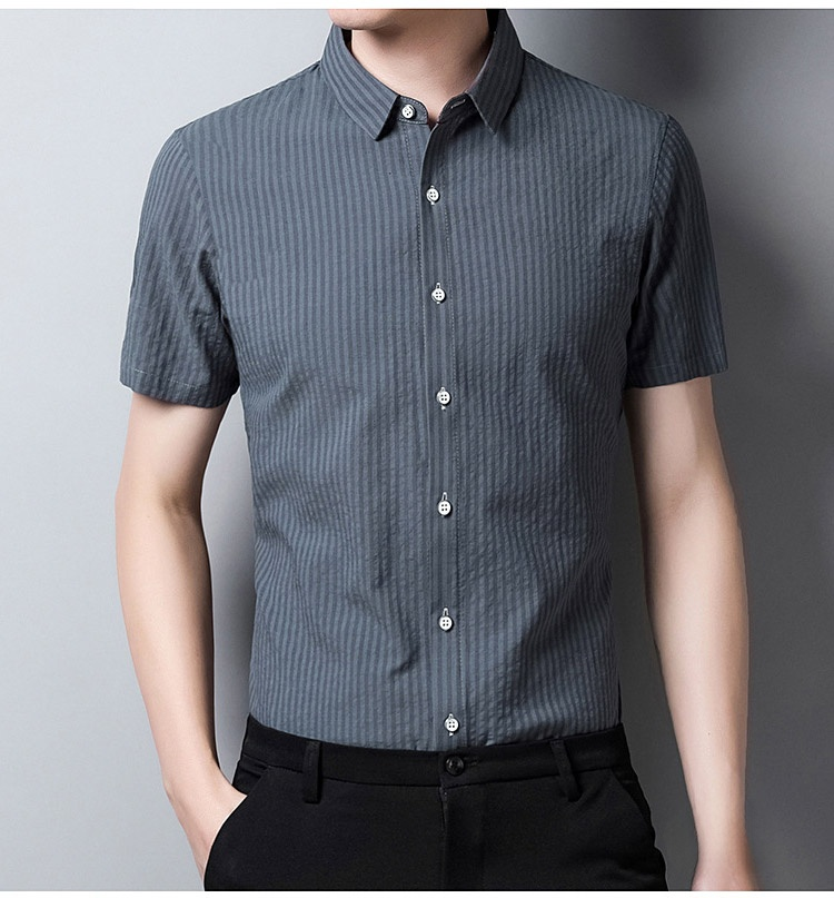 ディテールが際立つストライプ柄シャツ