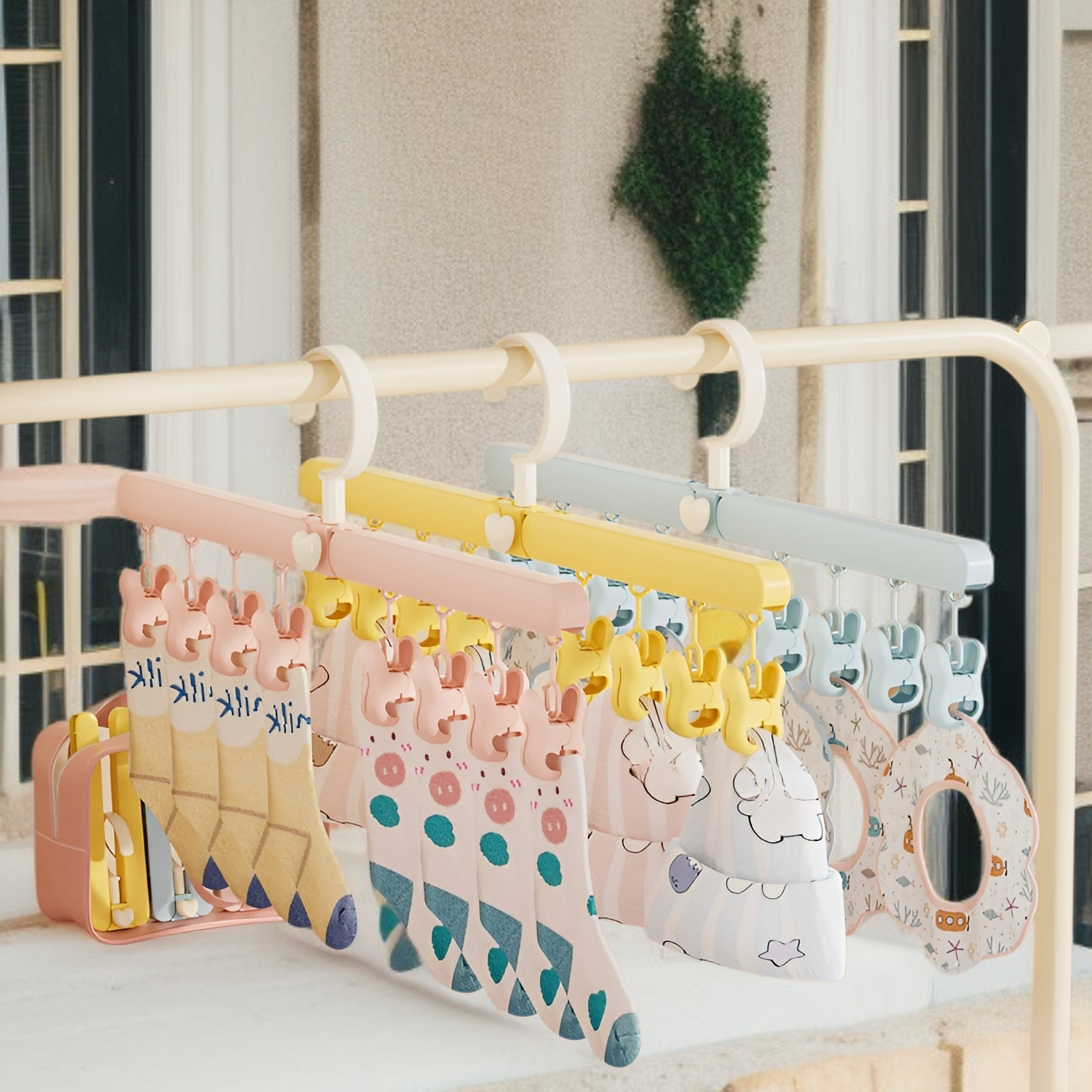 折りたたみ式旅行用物干しラック ポータブル旅行用物干しラック 8つのクリップで360度回転 かわいい子供用物干しラック