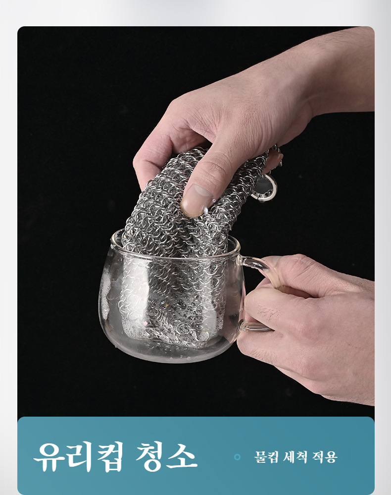 주방용품 세트와 함께 놓인 청소 브러쉬