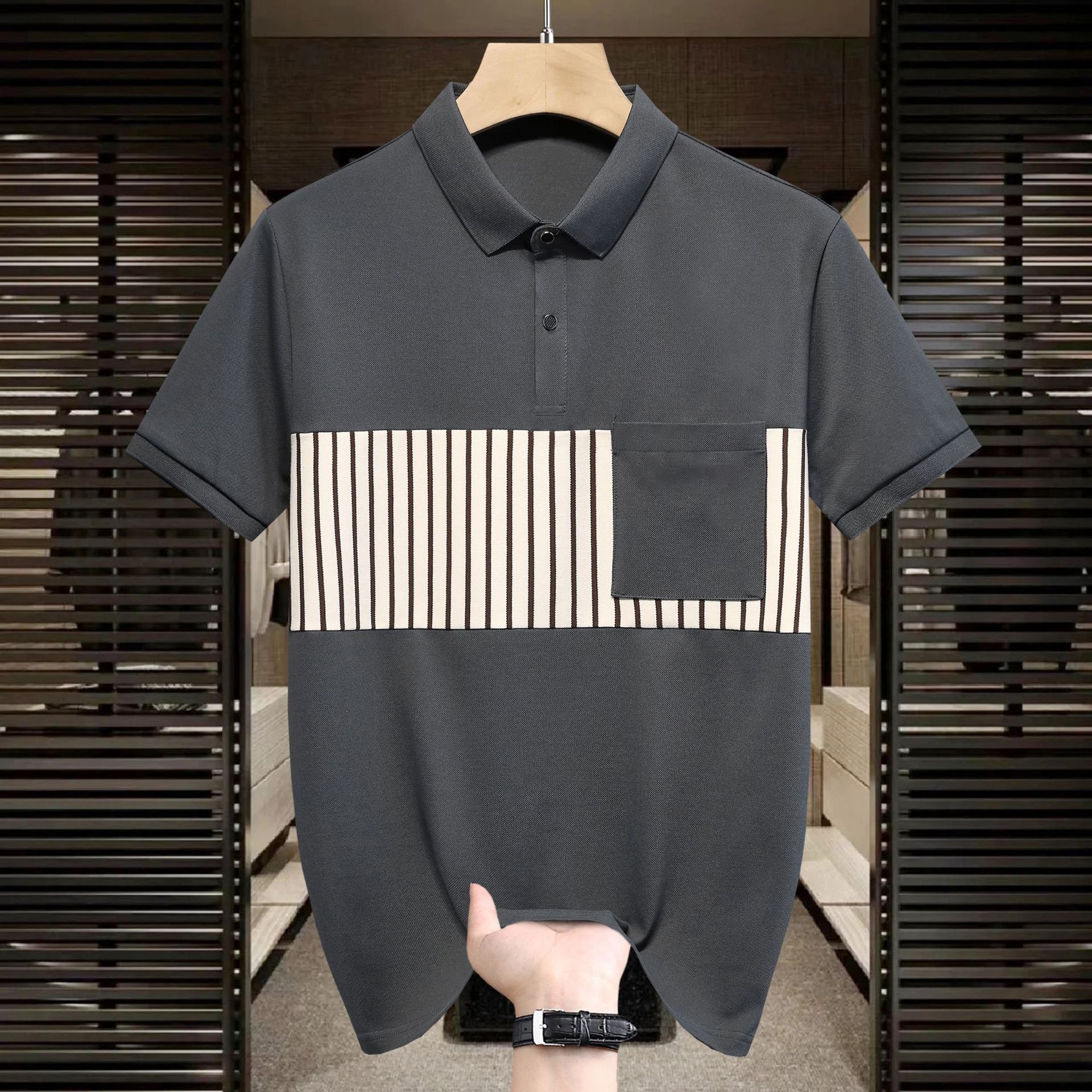 コントラストカラーの襟付き半袖シャツ