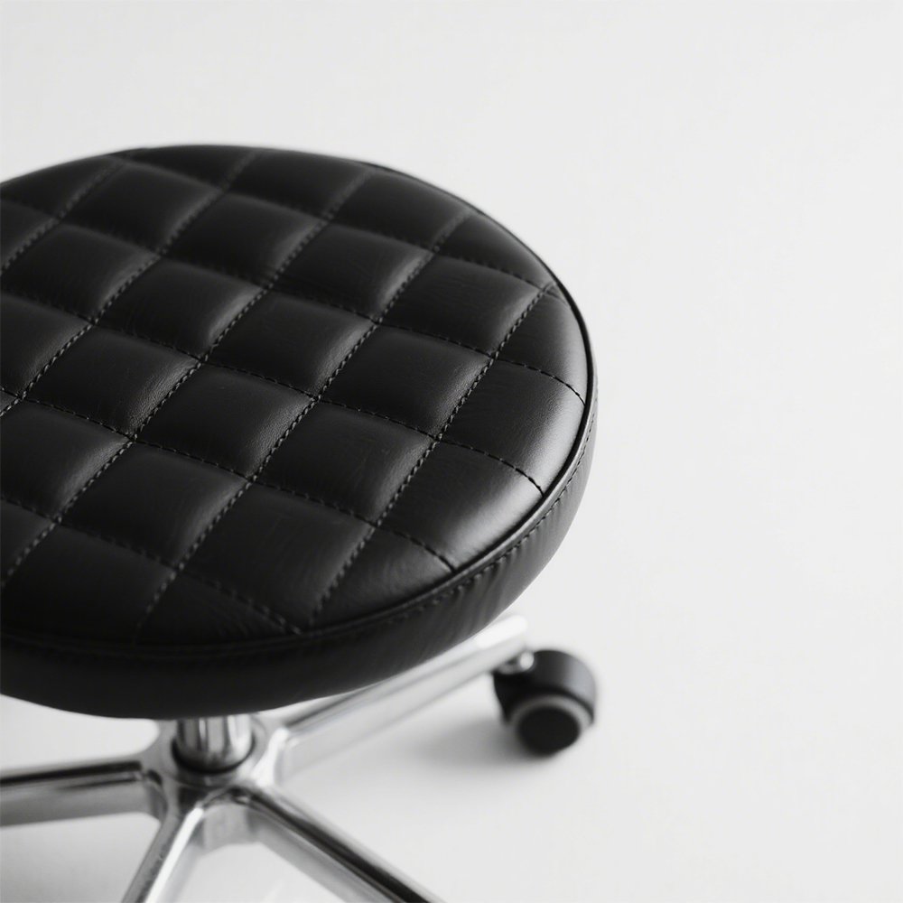 Otočná židle s kladkou v moderním kosmetickém salonu