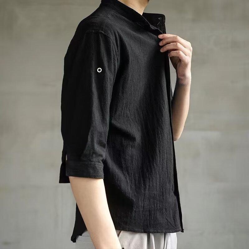 シンプルなリネンシャツのディテール