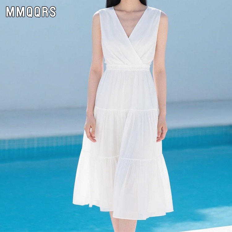 ウエストを絞ってほっそり見えるvネックの白いロングスカートです