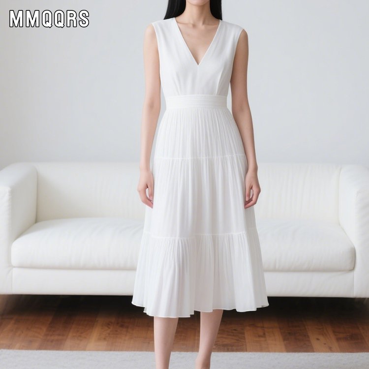 ウエストを絞ってほっそり見えるvネックの白いロングスカートです