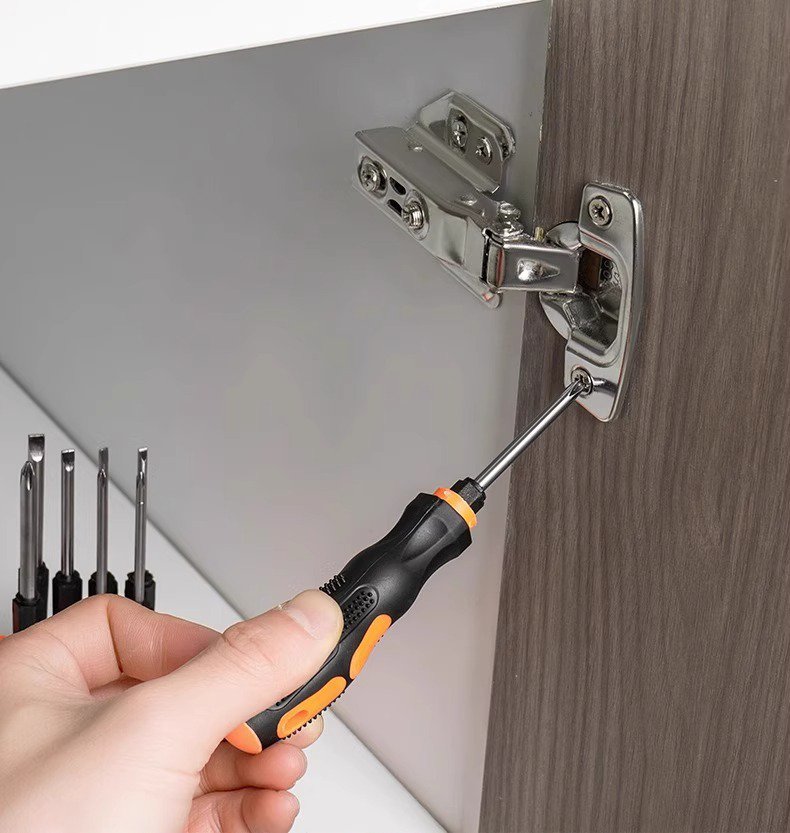 修理作業で役立つ多機能ドライバーのアップ画像