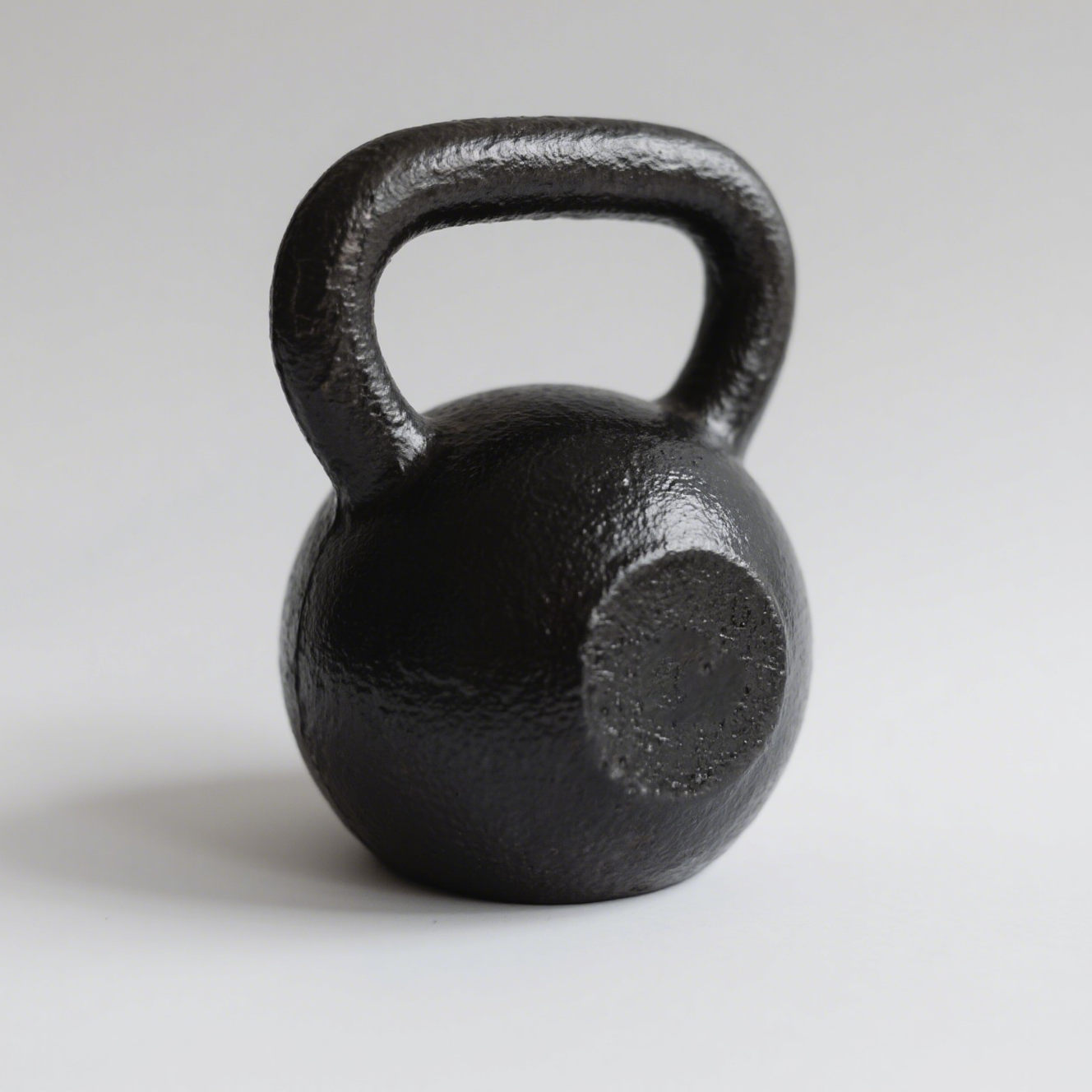 Hochwertige Kettlebell aus Gusseisen auf weißem Hintergrund
