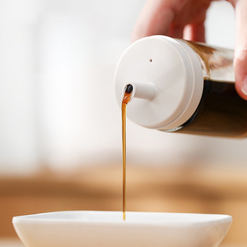 Siegelflaschen, die die soße Von ihrer familie in soße Essen