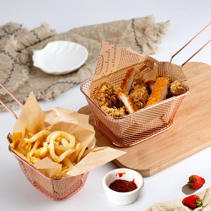  Pommes frites, gebratene körbe, gebratene tiere in den türspalt