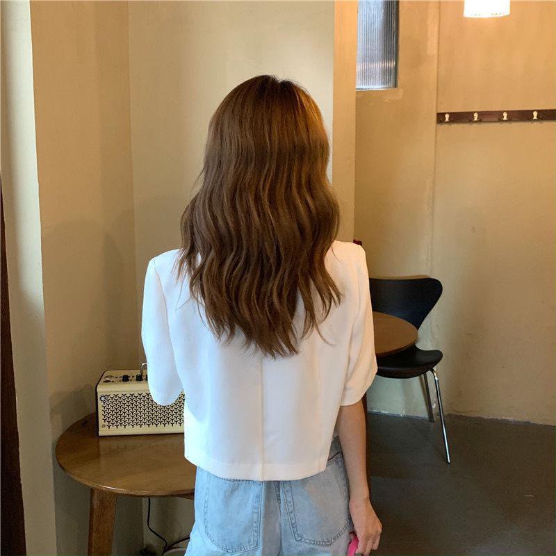 ビジネスカジュアルに最適なレディースショートジャケット