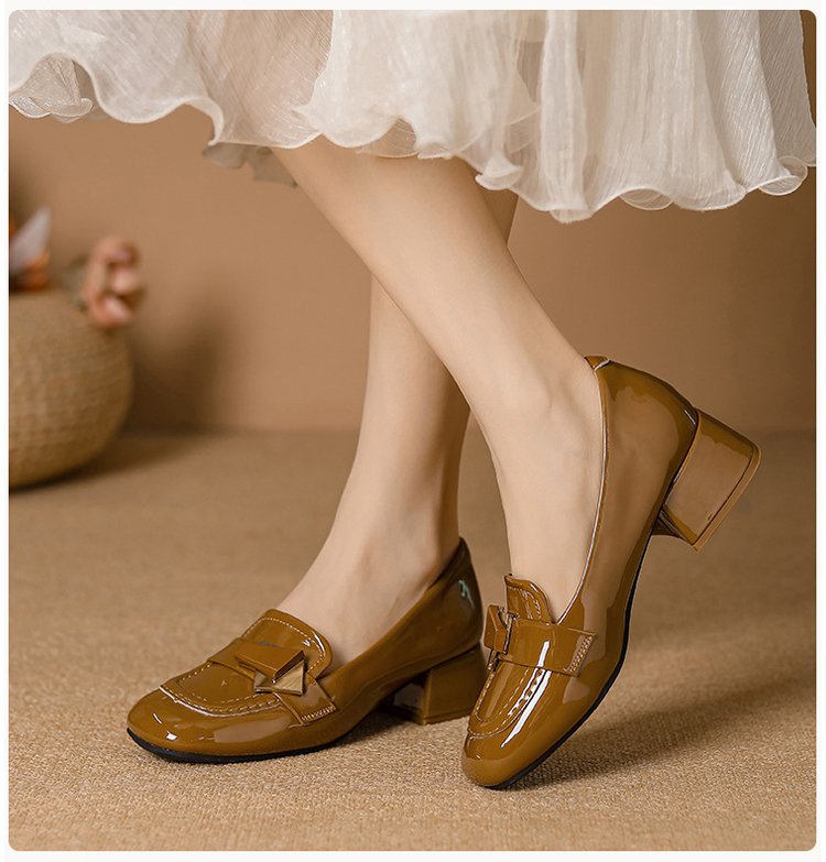 上品な光沢が魅力のローファー