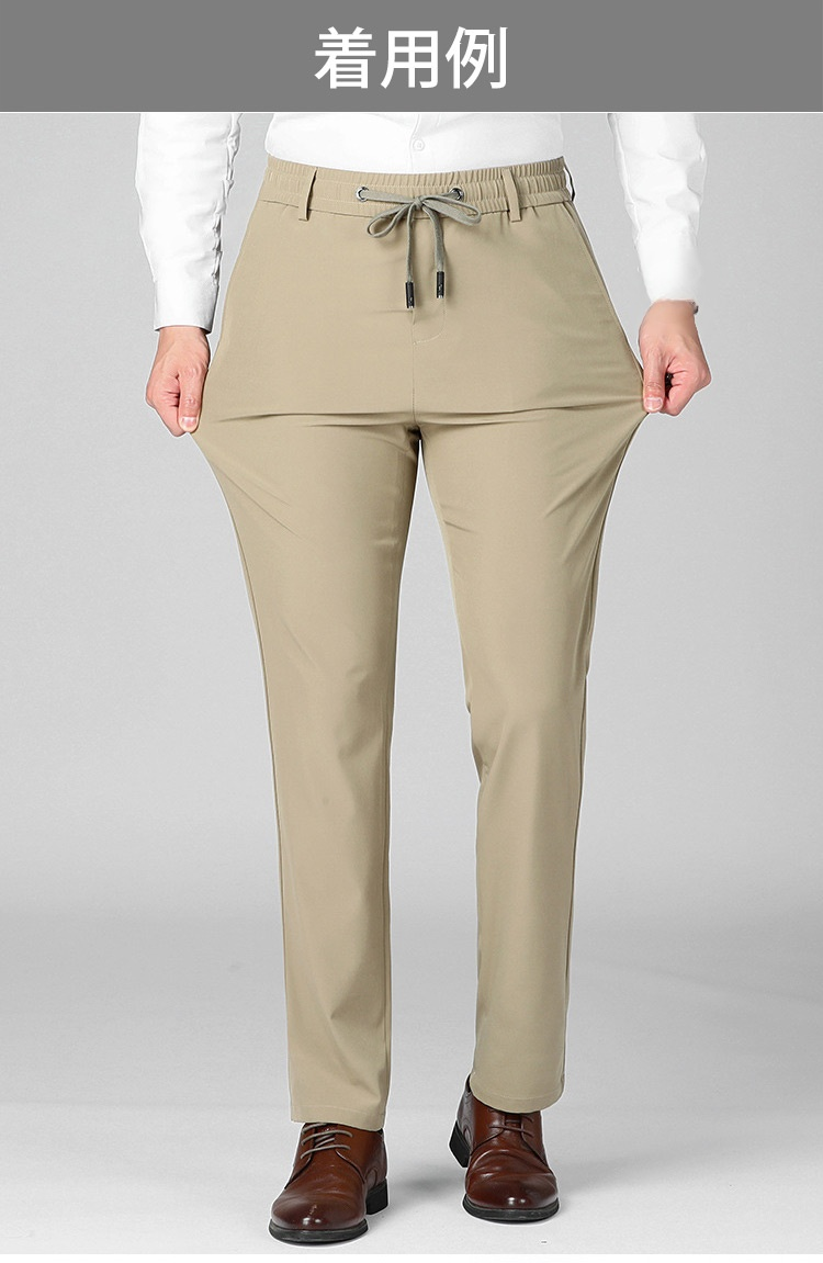 軽量で動きやすい冷感スラックスの後ろ姿