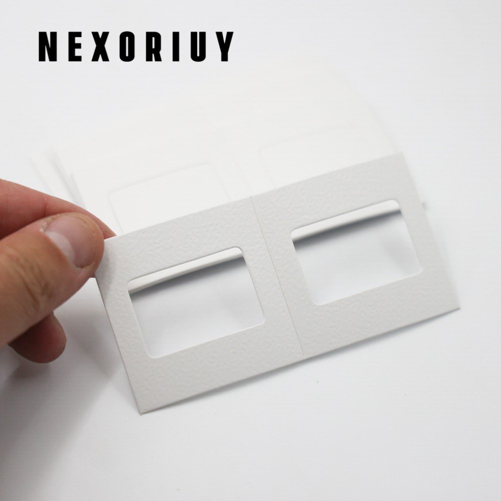 複数の空白紙枠クリップが並んだ画像