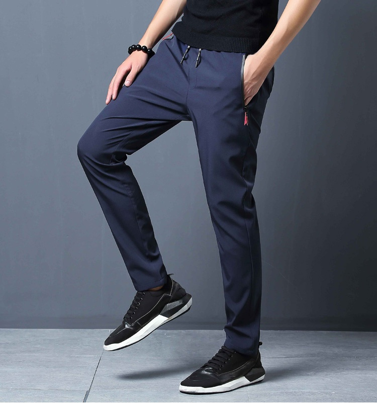 動きやすいストレッチパンツのシルエット