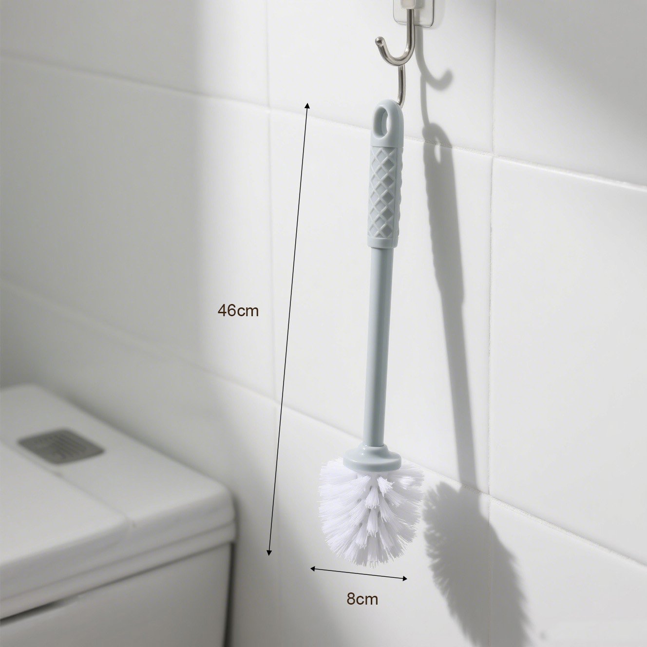 トイレ掃除中のブラシ使用シーン