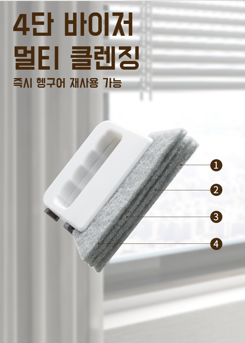 작은 브러쉬로 키보드 청소하는 모습