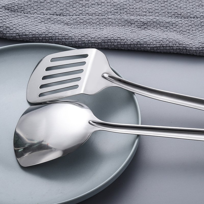 Nerezová stěrka, polévková lžíce, stěrka na smažení, cedník izolovaný