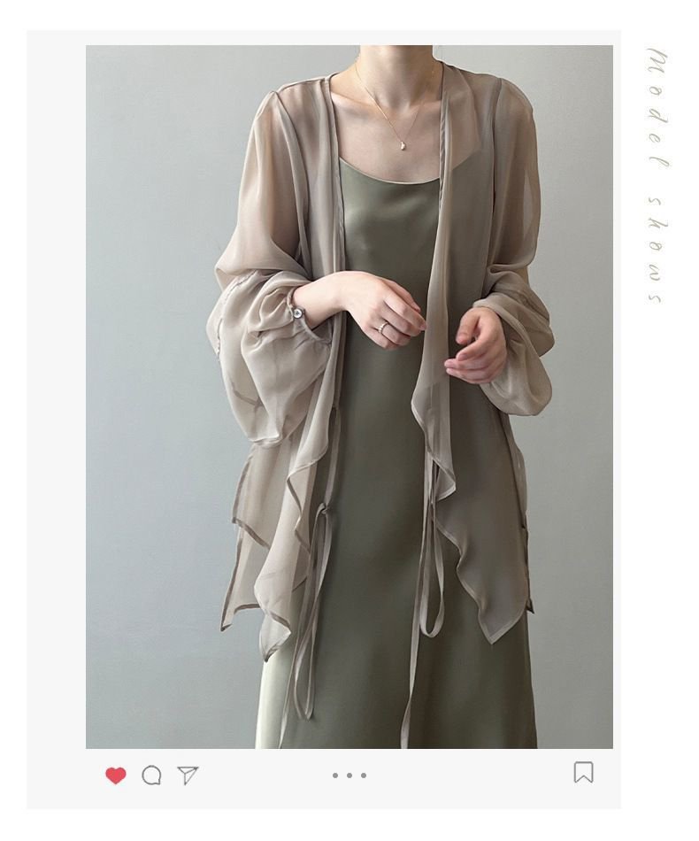 小さなカーディガンの着用イメージ