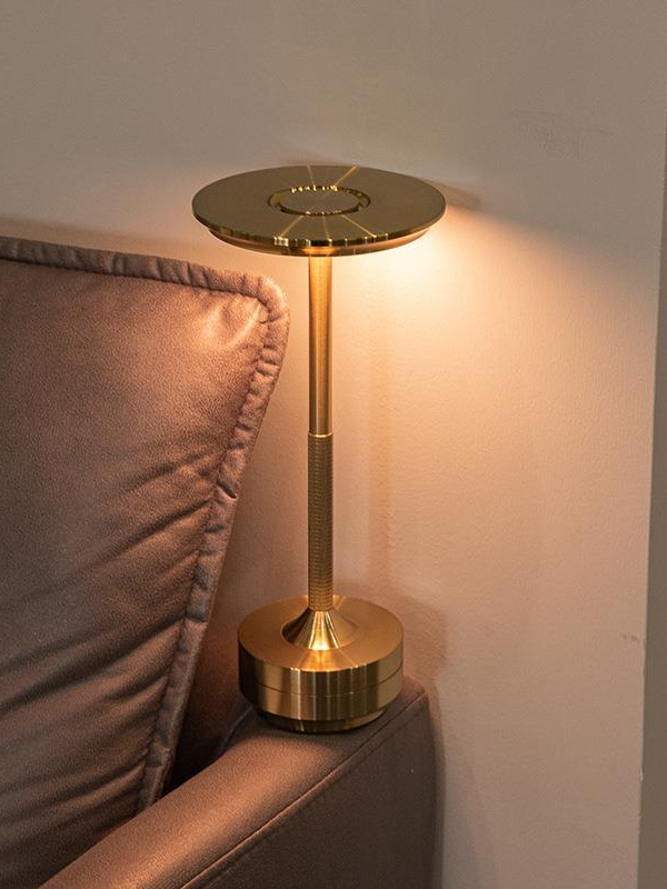 침대 헤드에 설치된 터치 무드등