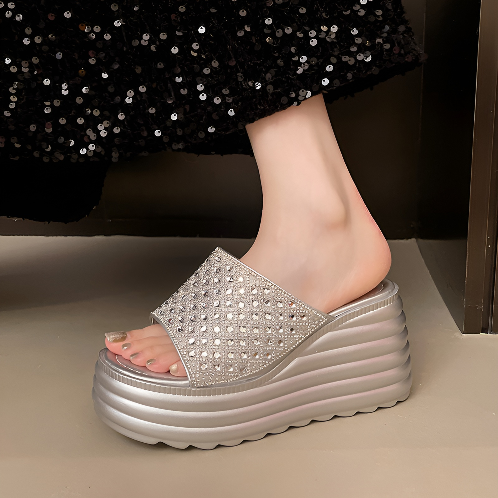 小さな高さを高めるサンダル、ファッショナブルなスパンコールのビーチサンダル、女性の夏の屋外スリッパ、2025年の新しいプラットフォーム厚底スリッパ、美しいサンダル