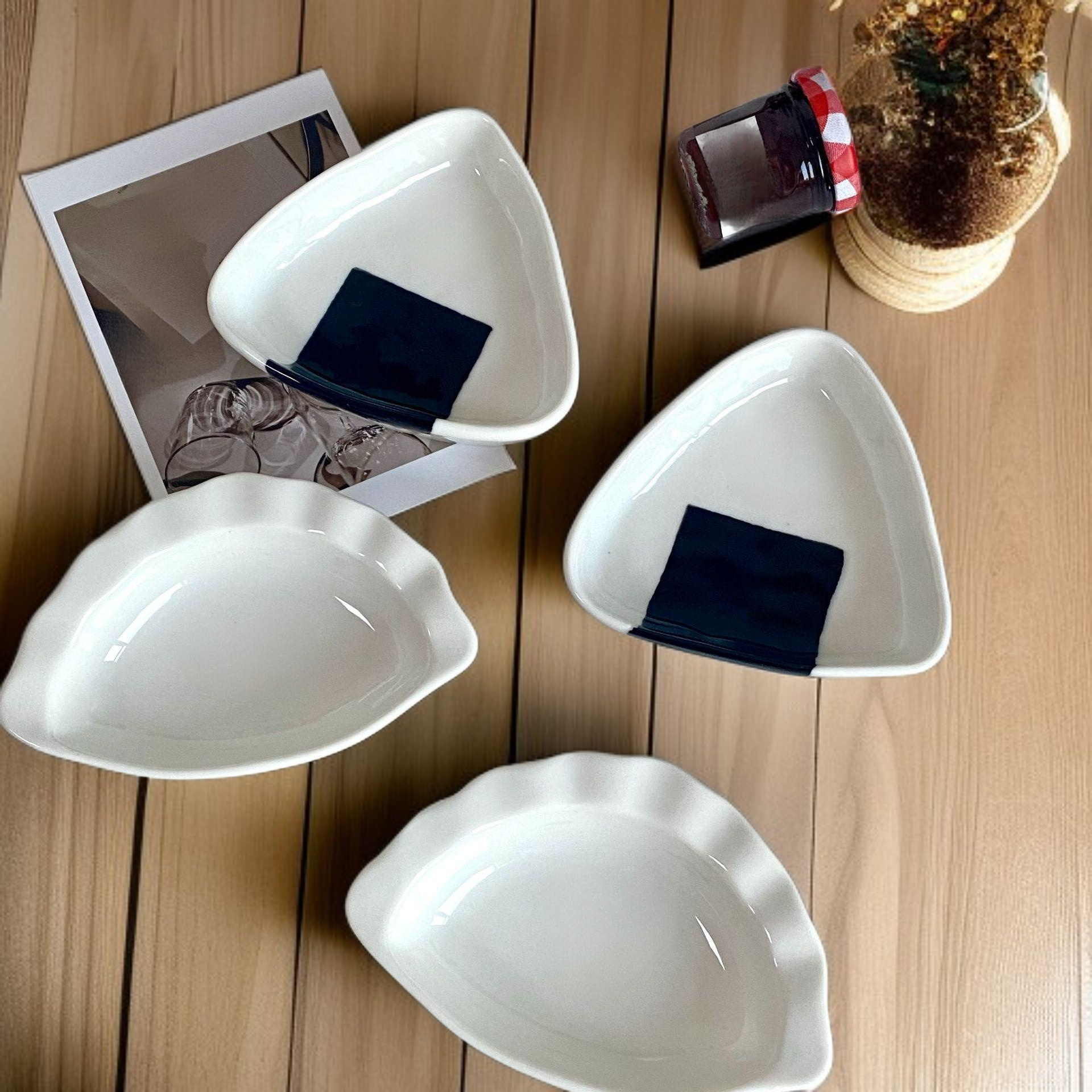 소스를 담은 삼각형 귀여운 접시