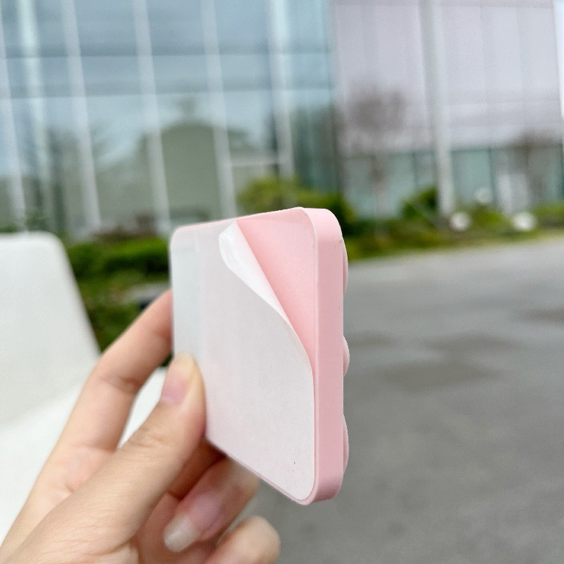 강력한 빨판으로 안정적으로 고정된 핸드폰