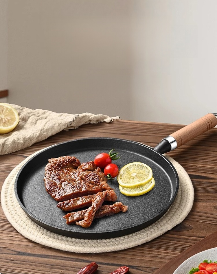 Sartén de hierro fundido en cocina moderna