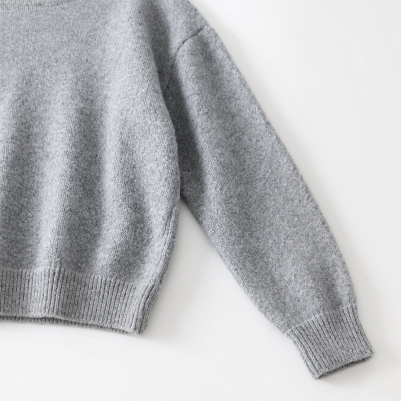 ライトグレーのニットセーター着用イメージ