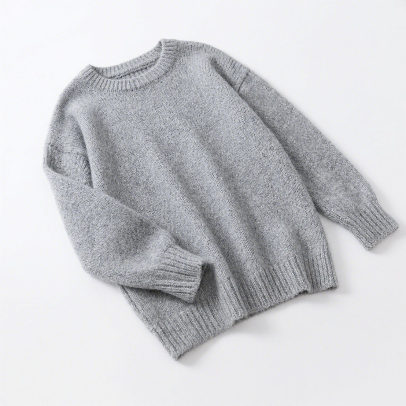 シンプルなライトグレーのニットセーター正面画像