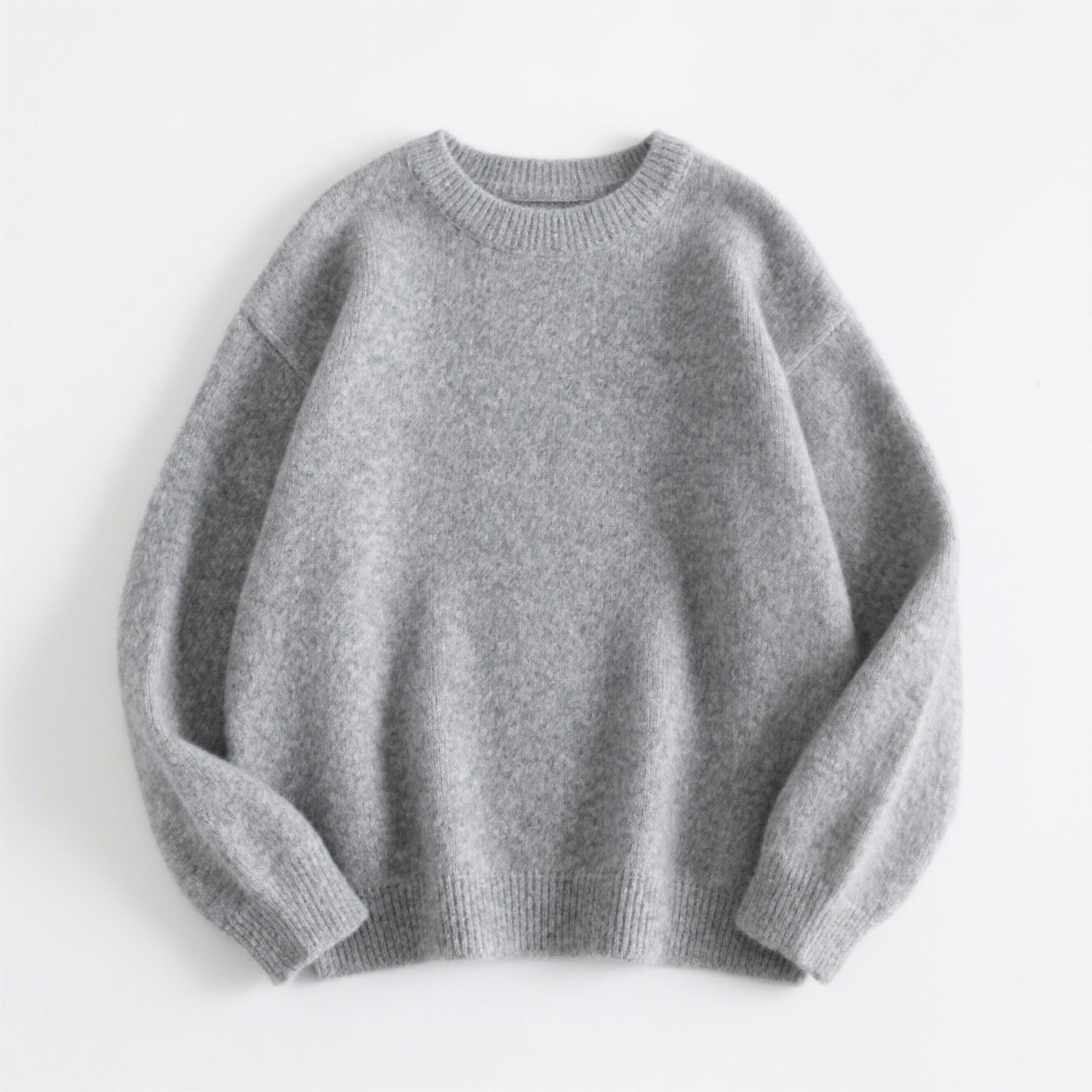 シンプルなライトグレーのニットセーター