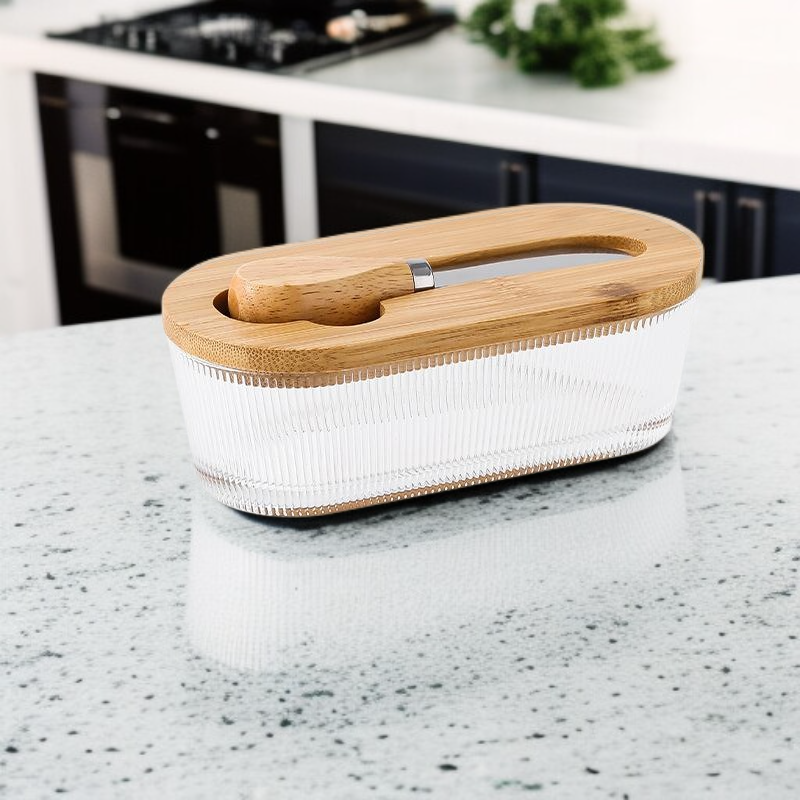 Rechteckige Heimkäsekonservierung mit Deckel und Spachel