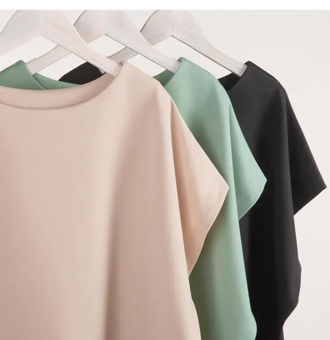 シンプルなデザインのプルオーバー全体画像