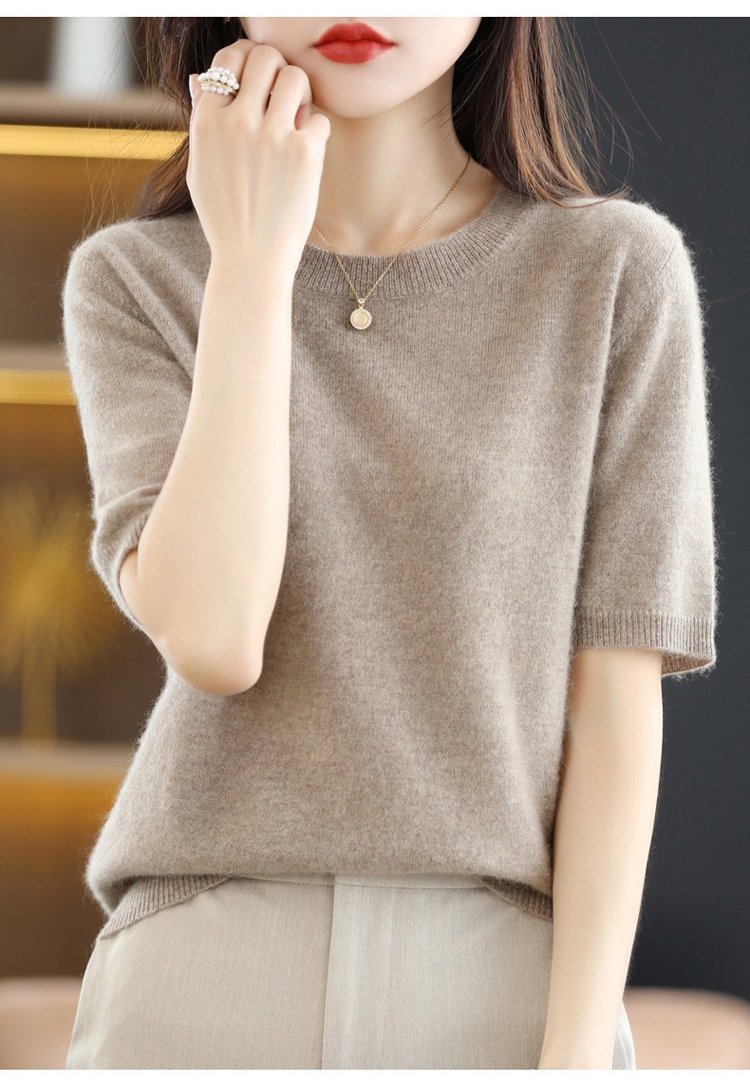 편안한 핏의 여성 캐시미어 니트 옆모습