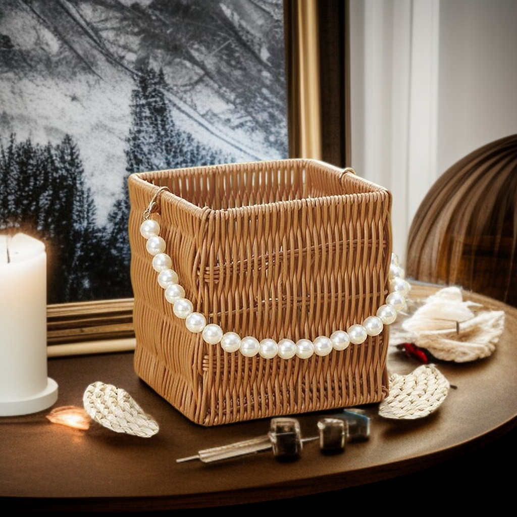 ナチュラルデザインの籐編みバスケット