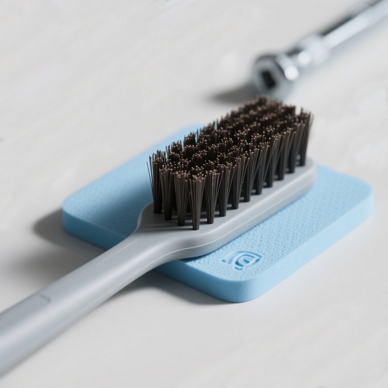 グレーの毛が特徴の掃除用ブラシ