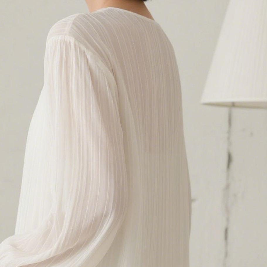 쉬폰 소재로 제작된 여성 셔츠 디테일