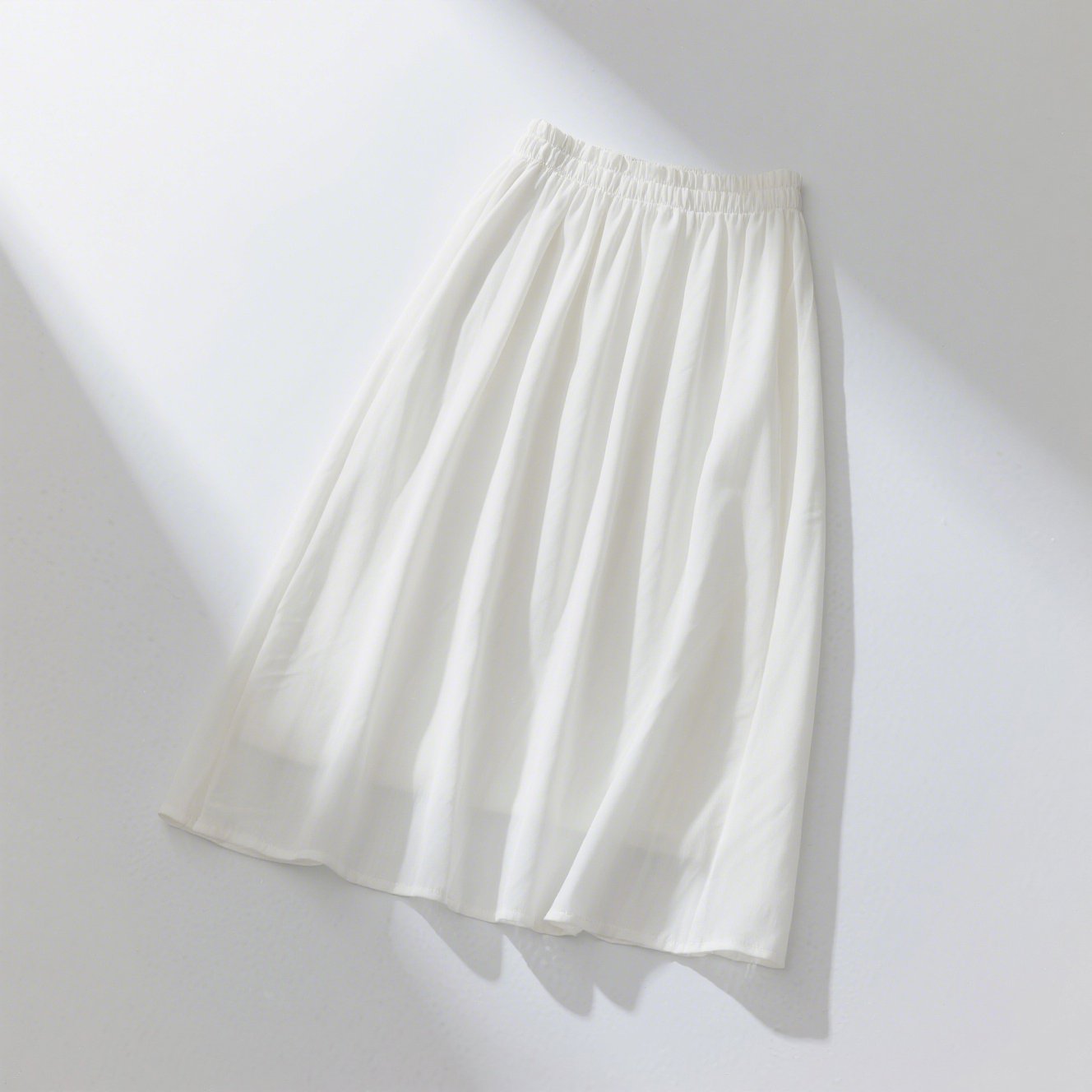 白いシンプルなスカート