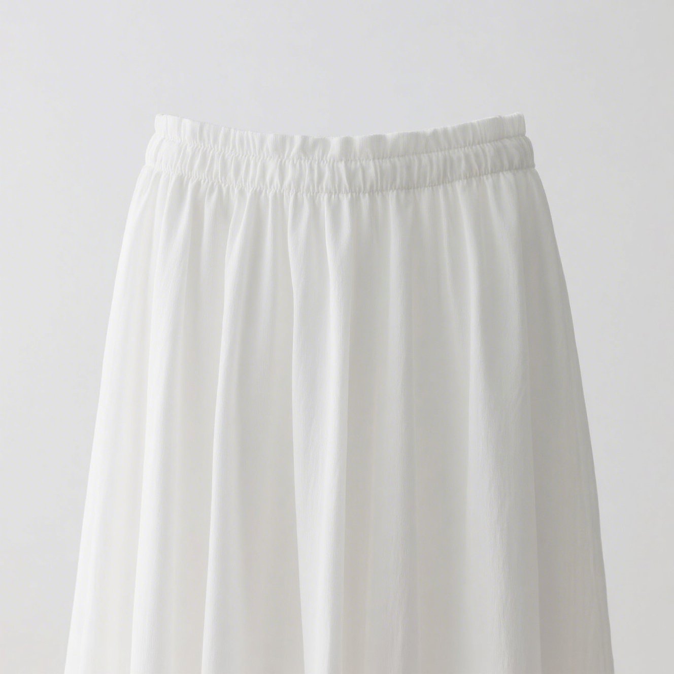 白いシンプルなスカート