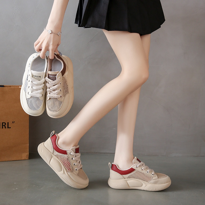 여성용 메쉬 운동화 착화 예시