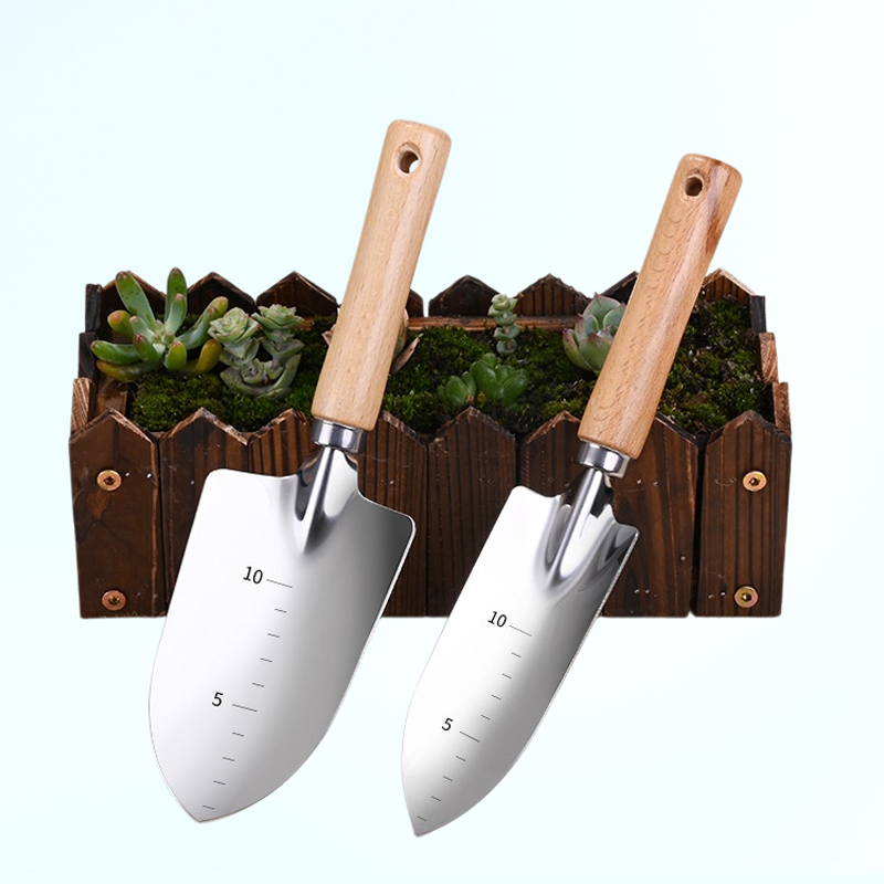 土を耕して野菜を育てるための家庭用ガーデンスコップ