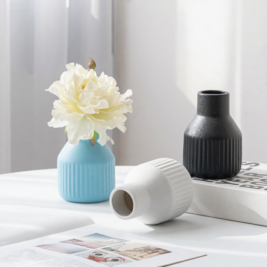 Detail moderní keramické vázy v černobílé a oranžové barvě