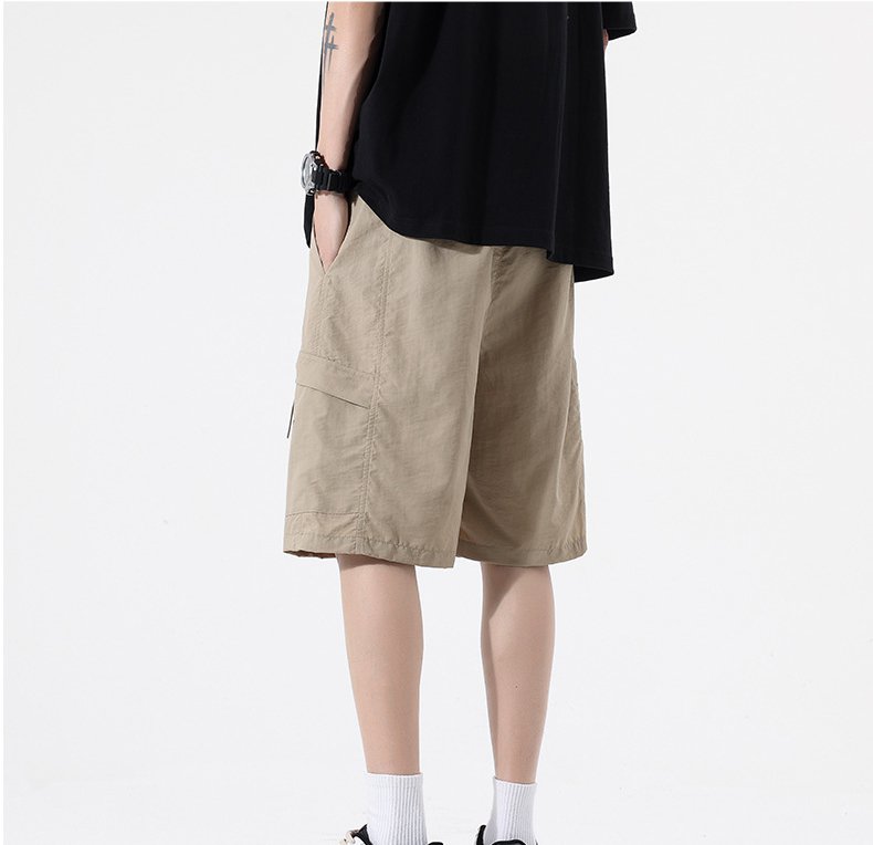 カジュアルなストレートパンツ薄手の5分丈パンツです