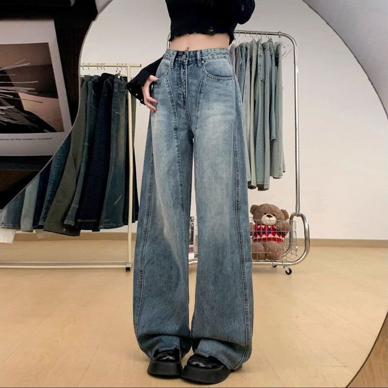 ハイストリートのゆったりワイドジーンズの女性の薄いモデルです