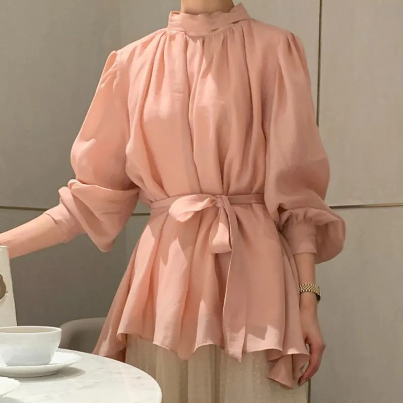 エレガントなレースアップカラーシャツ正面画像