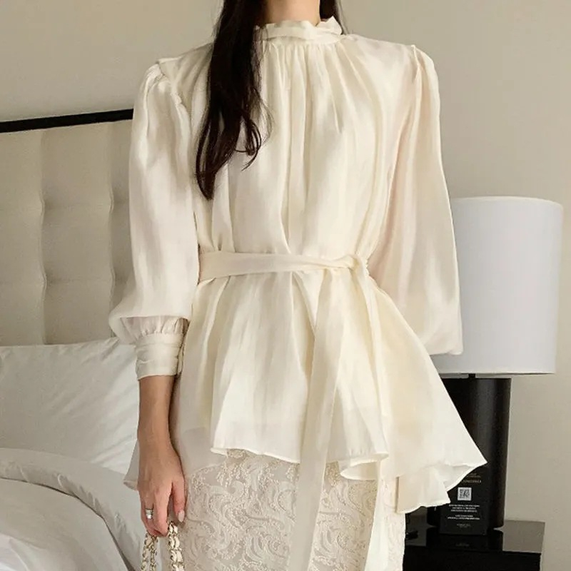 上品なレースアップシャツのディテール